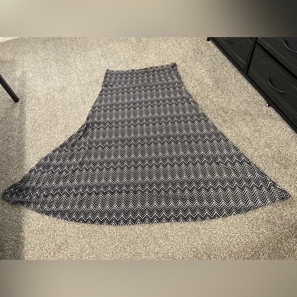 LuLaRoe Monochrome Chevron Midi Skirt - Picture 2 of 4